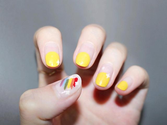  Rainbow manicure