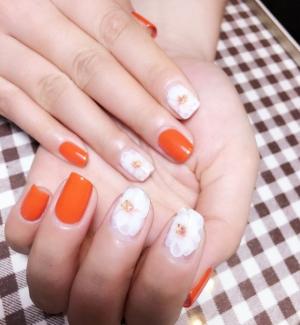 橘色美甲白花朵美甲款式——木槿美甲工作室