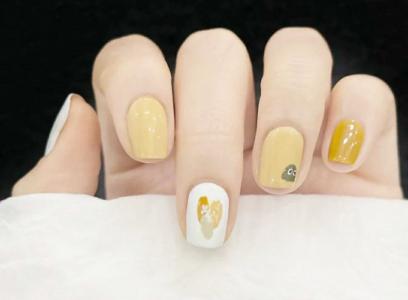  White and yellow in winter is a lovely manicure