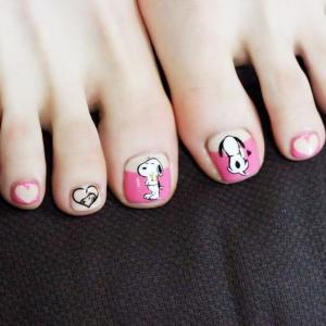 粉色史努比卡通脚趾甲美甲图片